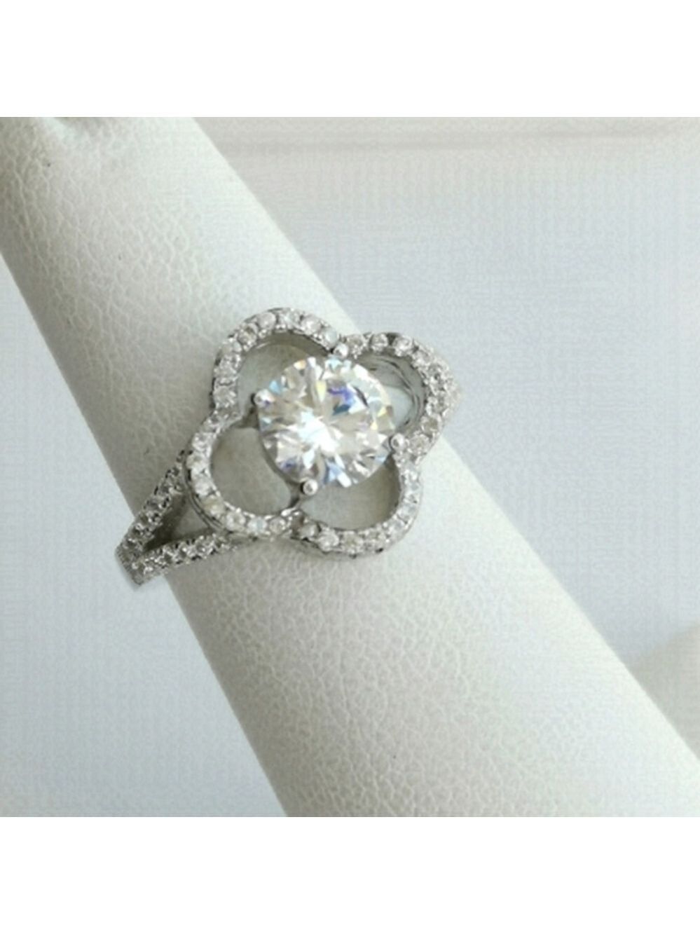 Clover Flower CZ ring size 6 in Sterling Silver 🆕
